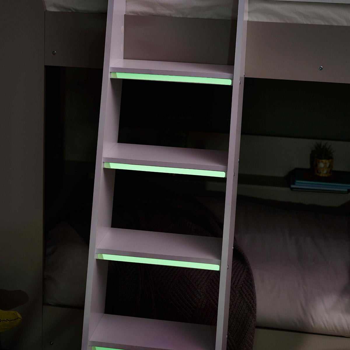 Luminous ladder steps of this children's bunk bed in taupe