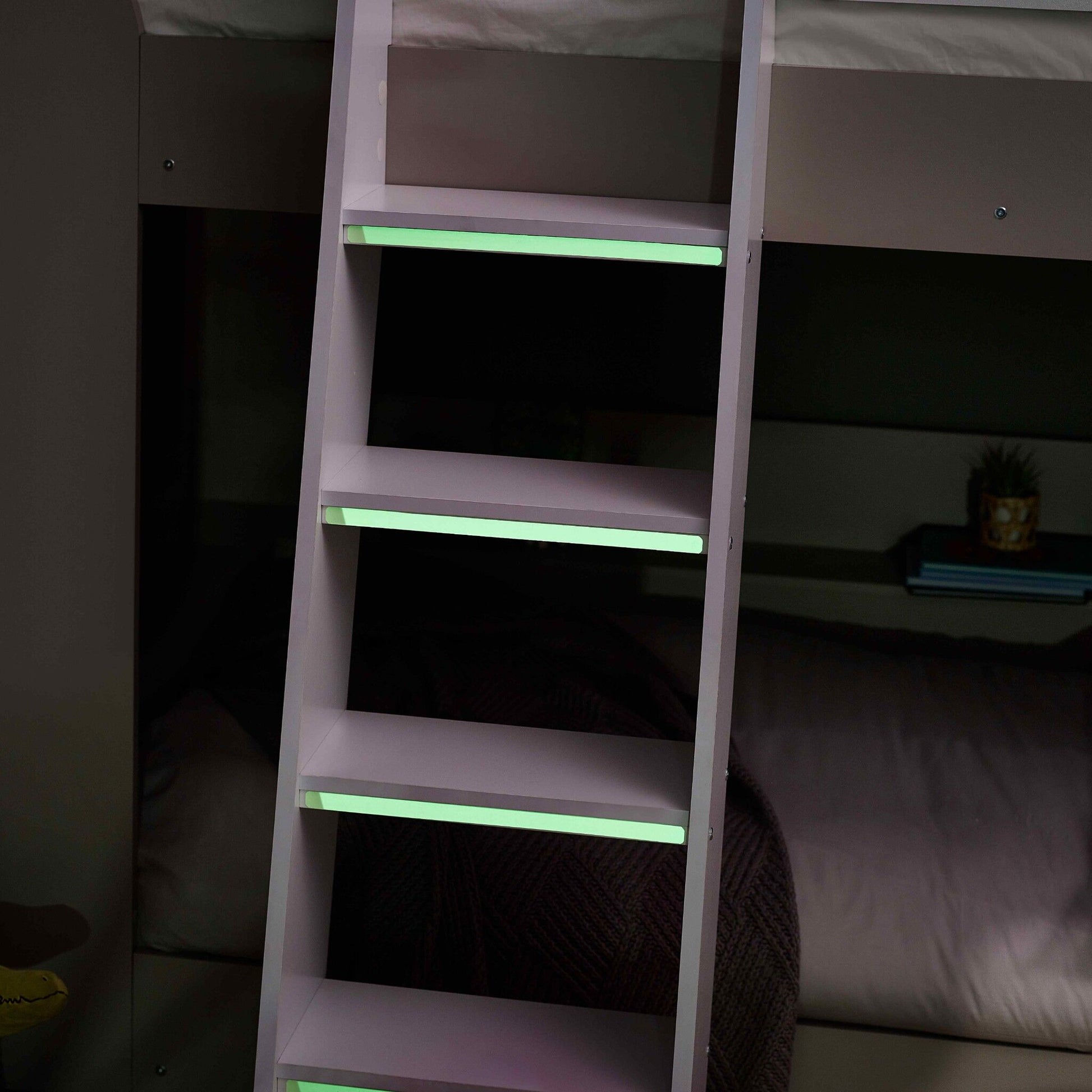 Luminous ladder steps of this children's bunk bed in taupe