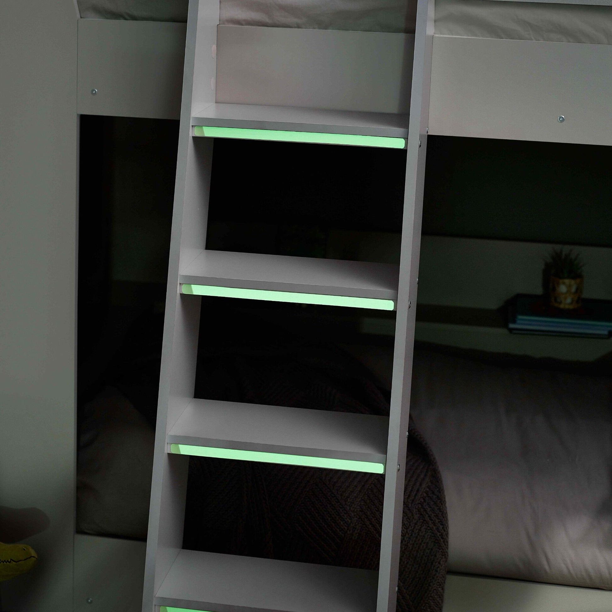Luminous ladder steps of this children's bunk bed in white